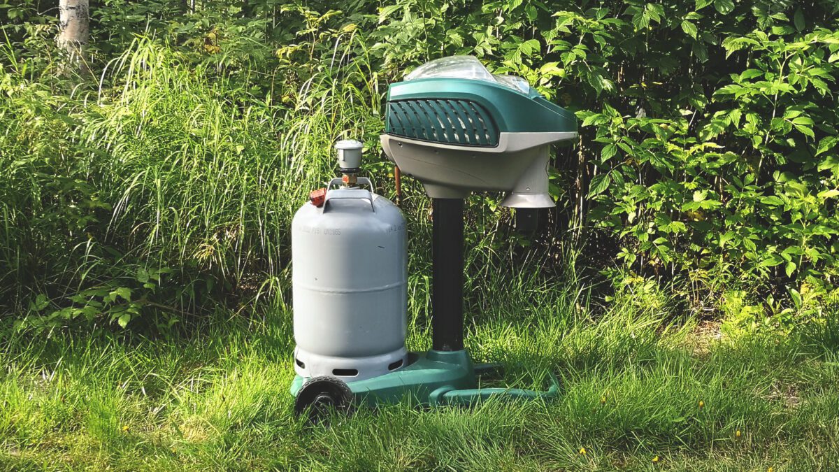 Mosquito Magnet Executive tontin laidalla.