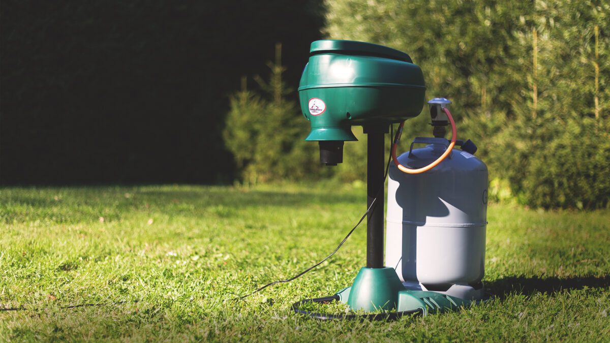 Mosquito Magnet Pioneer toiminnassa pihamaalla.
