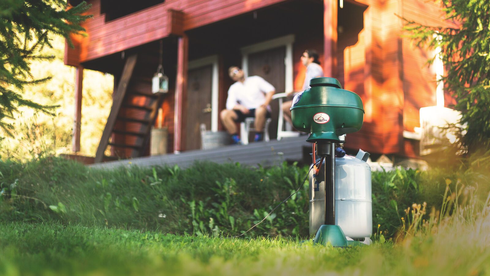 Mosquito Magnet Pioneer aittarakennuksen edustalla.